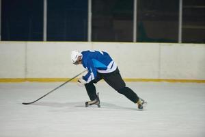 jugador de hockey sobre hielo en acción foto