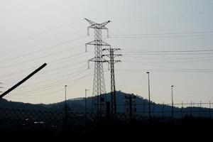 torres eléctricas metálicas que soportan cables de cobre para el transporte de electricidad foto