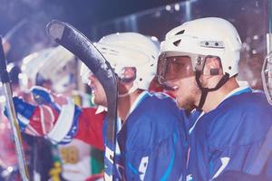 jugadores de hockey sobre hielo en el banco foto