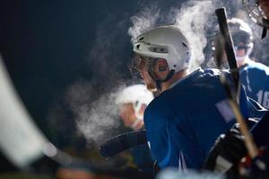 jugadores de hockey sobre hielo en el banco foto