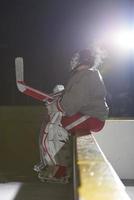 jugadores de hockey sobre hielo en el banco foto