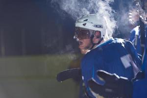 jugadores de hockey sobre hielo en el banco foto