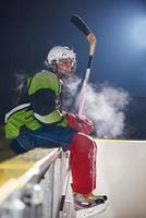 jugadores de hockey sobre hielo en el banco foto