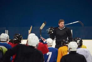 reunión del equipo de jugadores de hockey sobre hielo con el entrenador foto