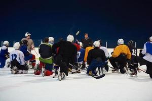 reunión del equipo de jugadores de hockey sobre hielo con el entrenador foto