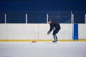 jugador de hockey sobre hielo en acción foto