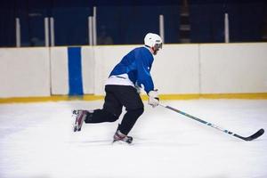 jugador de hockey sobre hielo en acción foto