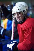 jugadores de hockey sobre hielo en el banco foto