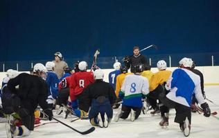 reunión del equipo de jugadores de hockey sobre hielo con el entrenador foto