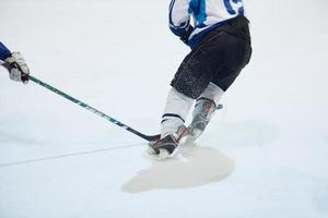 jugador de hockey sobre hielo en acción foto