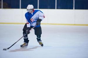 jugador de hockey sobre hielo en acción foto
