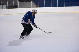 jugador de hockey sobre hielo en acción foto