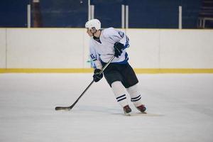 jugador de hockey sobre hielo en acción foto