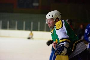 jugadores de hockey sobre hielo en el banco foto