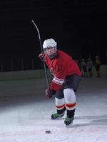 jugador de hockey sobre hielo en acción foto