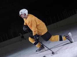 jugador de hockey sobre hielo en acción foto