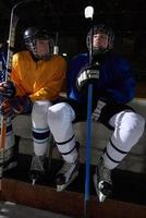 jugadores de hockey sobre hielo en el banco foto