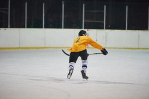 jugador de hockey sobre hielo en acción foto