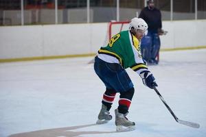 jugador de hockey sobre hielo en acción foto