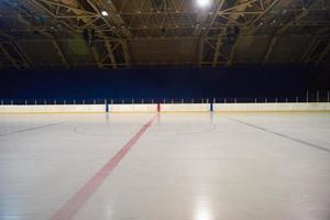 pista de hielo vacía, estadio de hockey foto