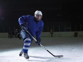 jugador de hockey sobre hielo en acción foto