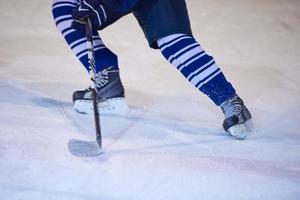 jugador de hockey sobre hielo en acción foto