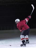 jugador de hockey sobre hielo en acción foto