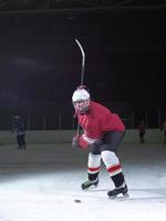 jugador de hockey sobre hielo en acción foto