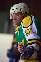 jugadores de hockey sobre hielo en el banco foto