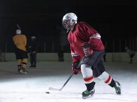 jugador de hockey sobre hielo en acción foto