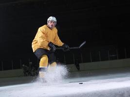 jugador de hockey sobre hielo en acción foto