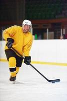 jugador de hockey sobre hielo en acción foto