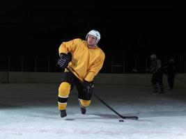 jugador de hockey sobre hielo en acción foto