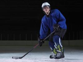 jugador de hockey sobre hielo en acción foto