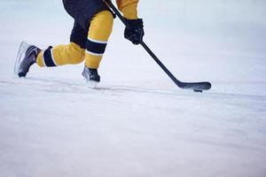 jugador de hockey sobre hielo en acción foto