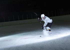 jugador de hockey sobre hielo en acción foto