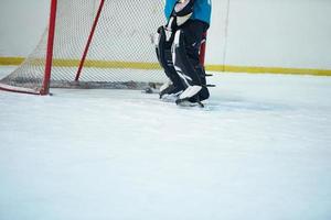 jugador de hockey sobre hielo en acción foto