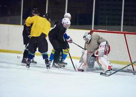 jugador de hockey sobre hielo en acción foto