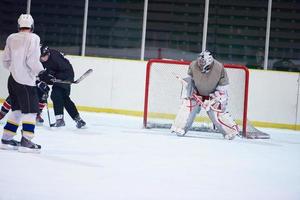 jugador de hockey sobre hielo en acción foto