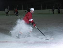 jugador de hockey sobre hielo en acción foto