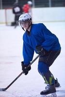 jugador de hockey sobre hielo en acción foto