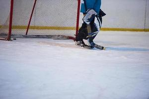 jugador de hockey sobre hielo en acción foto