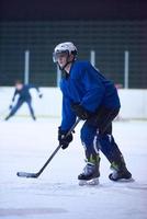 jugador de hockey sobre hielo en acción foto