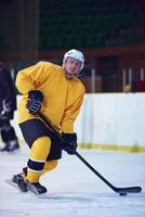 jugador de hockey sobre hielo en acción foto