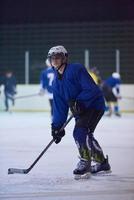 jugador de hockey sobre hielo en acción foto