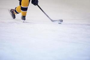 jugador de hockey sobre hielo en acción foto