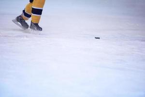 jugador de hockey sobre hielo en acción foto