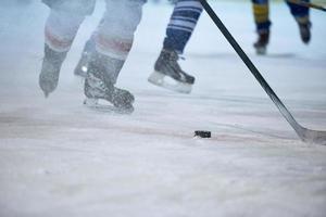 jugador de hockey sobre hielo en acción foto