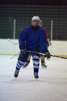 jugador de hockey sobre hielo en acción foto