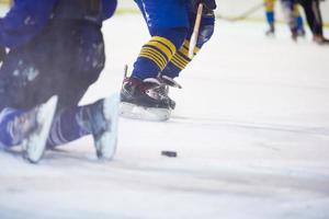 jugador de hockey sobre hielo en acción foto